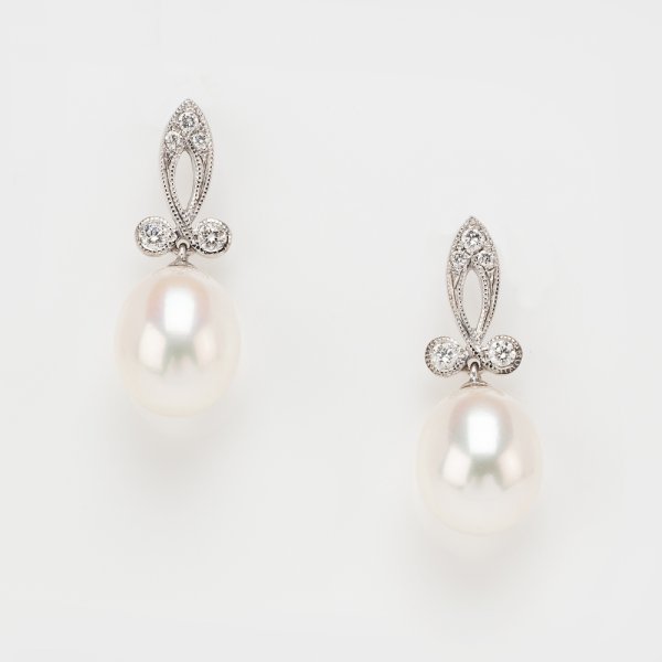 Fine Jewels of Harrogate Contemporary 18 Carat White Gold Pearl and Diamond Drop Earrings