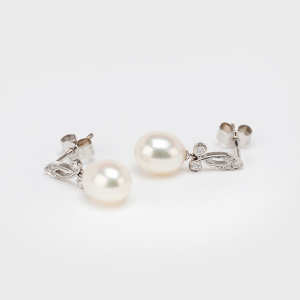 Fine Jewels of Harrogate Contemporary 18 Carat White Gold Pearl and Diamond Drop Earrings